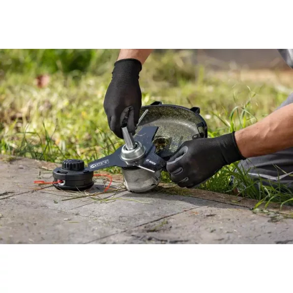 BOSCH GFR 18V-23 Bozótvágó (akku és töltő nélkül; vállpánttal; Pro-Tap orsóval és damillal; növényvédő kengyellel; 3 fogú késsel), kartondobozban