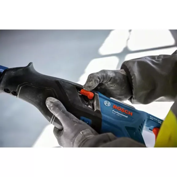 BOSCH 06016C0020 GSA 185-LI Akkus szablyafűrész (akku és töltő nélkül) kartondobozban
