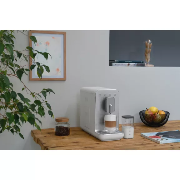 SMEG AUTOMATA KÁVÉFŐZŐ, Collezione design, tejhabosító funkció, cappuccino/latte macchiato funkció, matt fehér