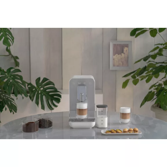 SMEG AUTOMATA KÁVÉFŐZŐ, Collezione design, tejhabosító funkció, cappuccino/latte macchiato funkció, matt fehér